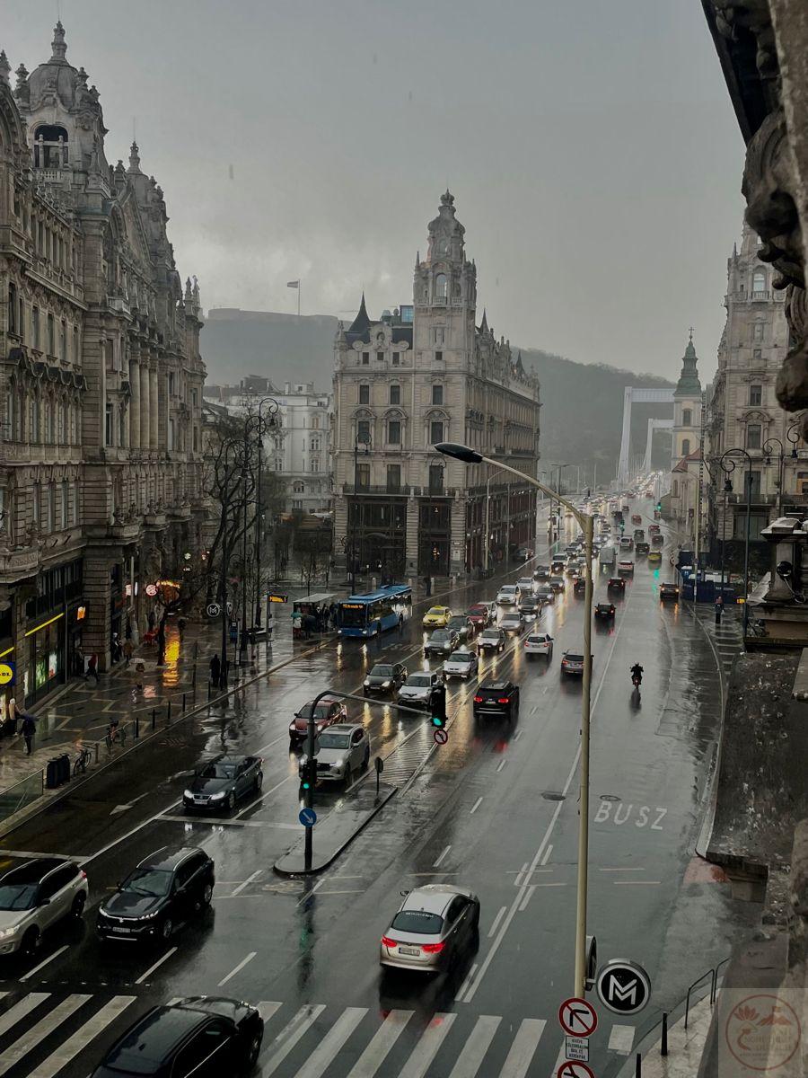 Phố phường dưới mưa mang đến vẻ đẹp vừa giản dị vừa gần gũi