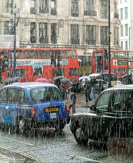 Tiếng mưa rơi trên phố như lời thì thầm của một bản nhạc cũ