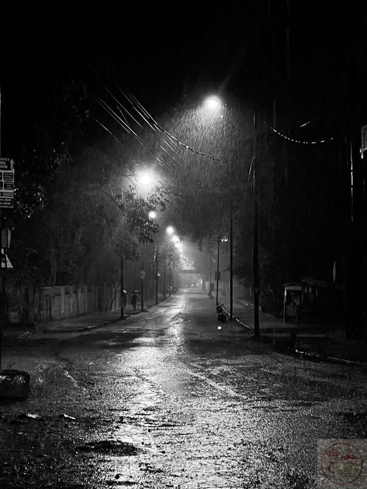 Hình ảnh mưa đơn sắc tạo nên một không gian giàu tính hoài niệm