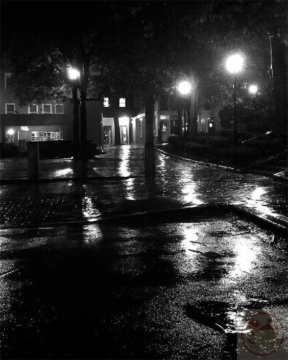 Mưa trắng đen gợi nên một không gian sâu lắng và nhiều cảm xúc