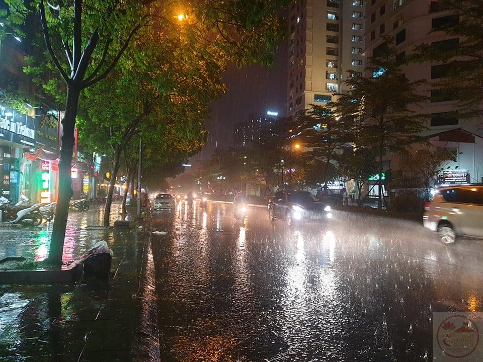 Tiếng mưa rơi trên phố đêm Hà Nội tạo nên nhịp điệu thật dịu dàng