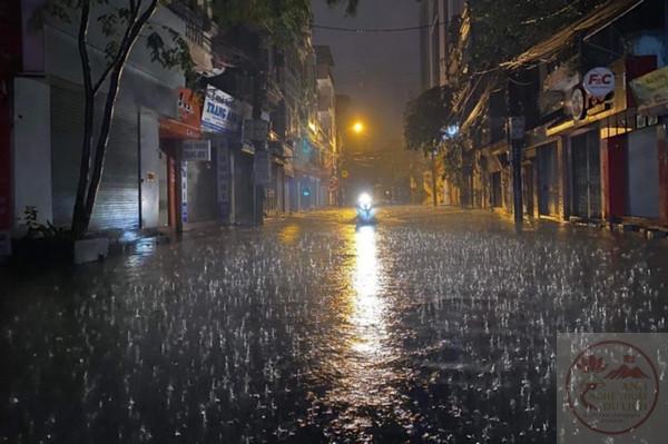 Hà Nội đêm mưa gợi cảm giác hoài niệm và nhiều nỗi niềm sâu lắng