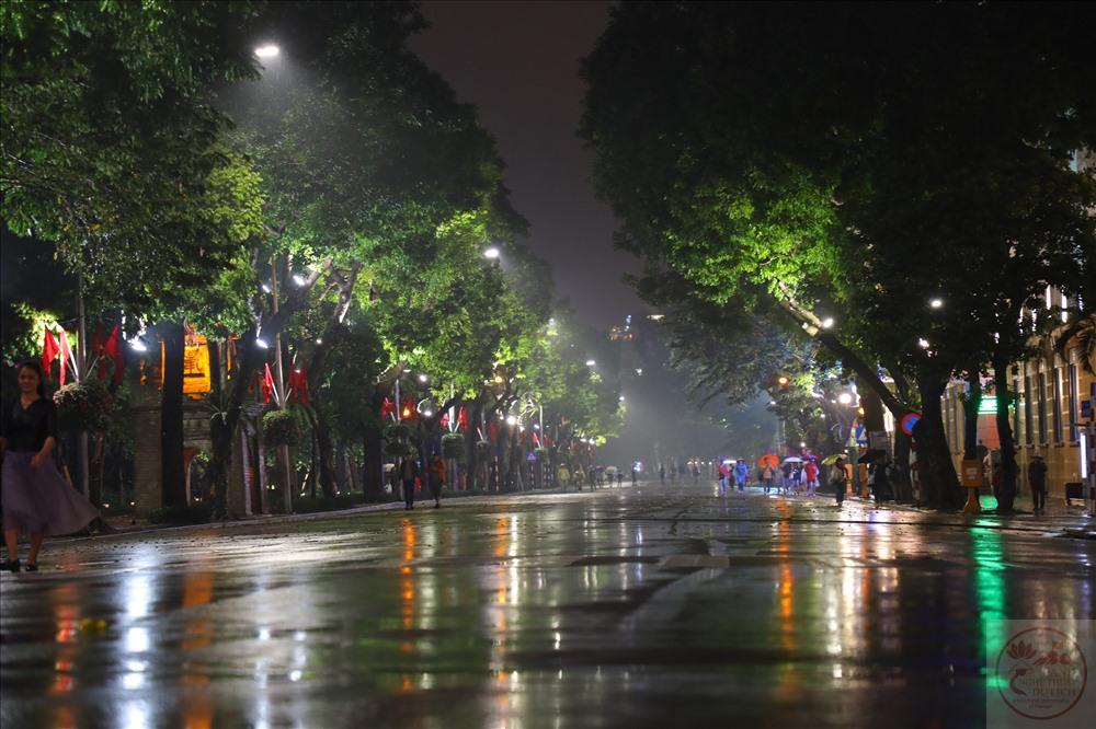 Những con phố Hà Nội trong mưa đêm mang sự lãng mạn đặc biệt