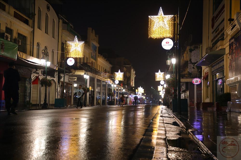 Cảnh mưa đêm Hà Nội khơi dậy cảm giác bình yên giữa sự tấp nập