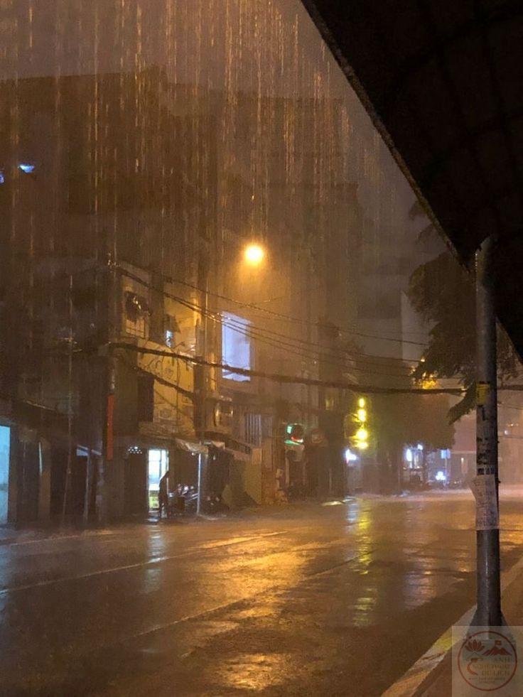 Những góc phố cổ Hà Nội trong mưa đêm gợi nên vẻ đẹp quen thuộc