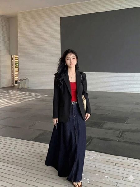 Chân váy jean dài phối với áo gì - áo hai dây + blazer mỏng