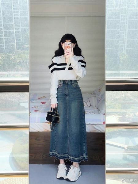 Chân váy jean dài phối với áo gì - áo sweater dáng ngắn