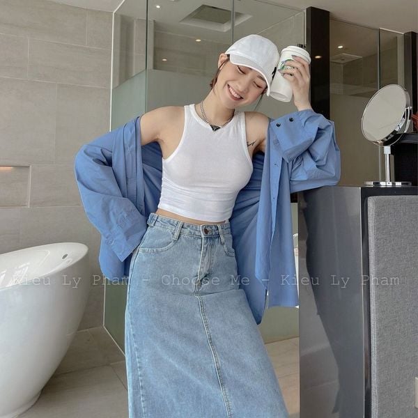 Chân váy jean dài phối với áo gì - áo tank top + sơ mi khoác ngoài