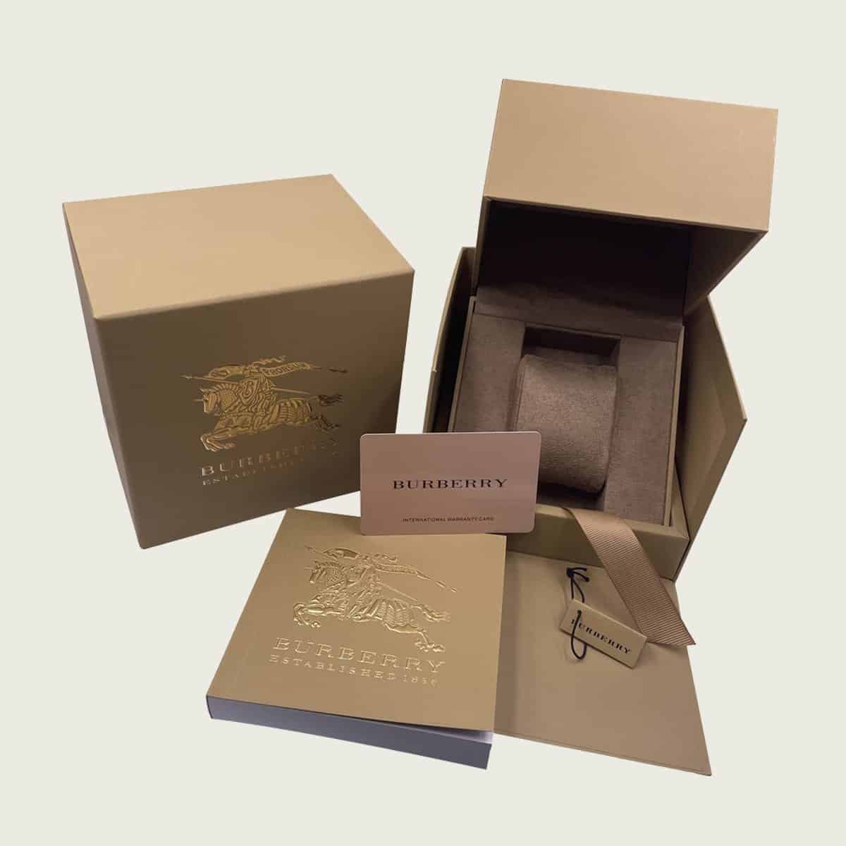 Kiểm tra hộp đựng để phân biệt đồng hồ Burberry thật giả.