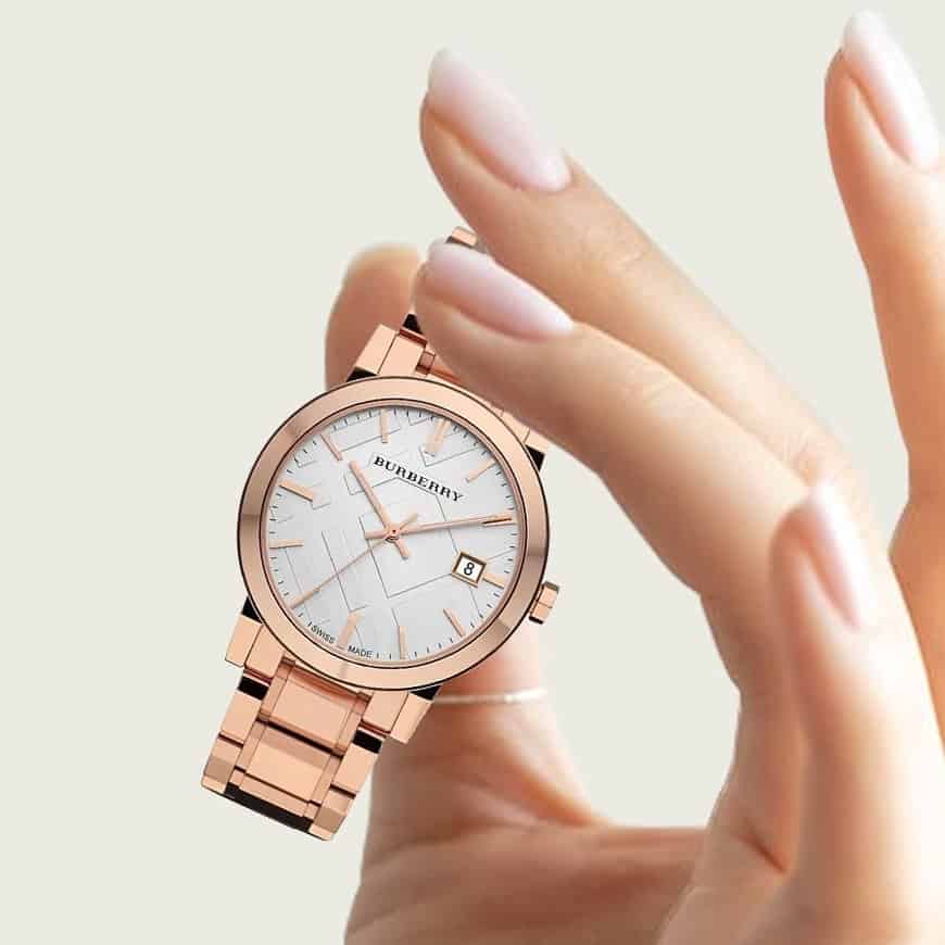 Phân biệt đồng hồ Burberry thật giả qua dây đeo sản phẩm.