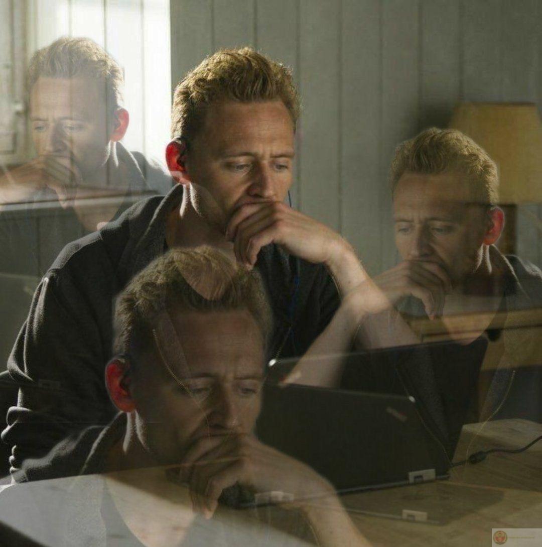 Đứng chống nạnh nhìn đời mà lòng như gió mùa