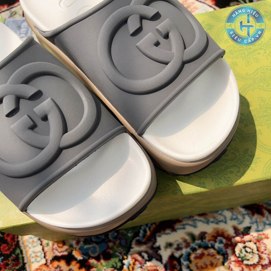 Giữ dép luôn khô ráo và tránh tiếp xúc với nước hoặc hóa chất