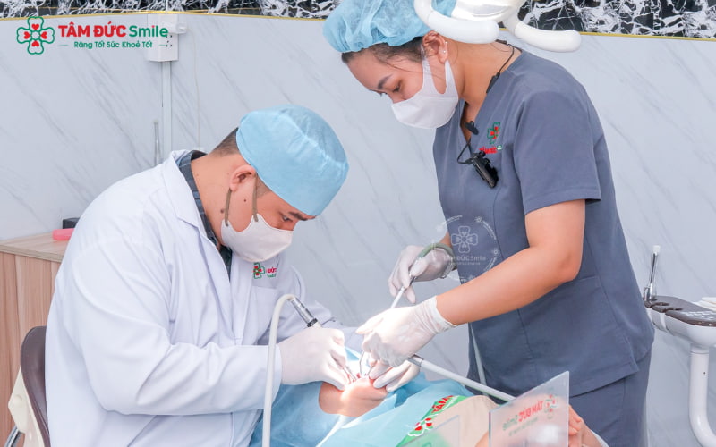 Răng sứ Cercon có giá thành cao và yêu cầu kỹ thuật mài chính xác để đảm bảo khớp khít hoàn hảo