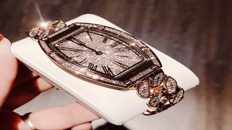 Đồng hồ Davena được làm từ các chất liệu cao cấp