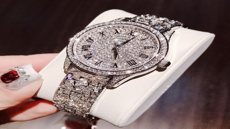 Đồng hồ Davena full đá đem lại vẻ đẹp ấn tượng bởi màu Rose Gold