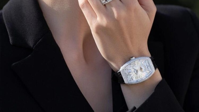 Với việc đầu tư chỉn chu từ chất liệu đến thiết kế nên không bất ngờ khi giá cả của một chiếc đồng hồ Franck Muller vô cùng đắt đỏ