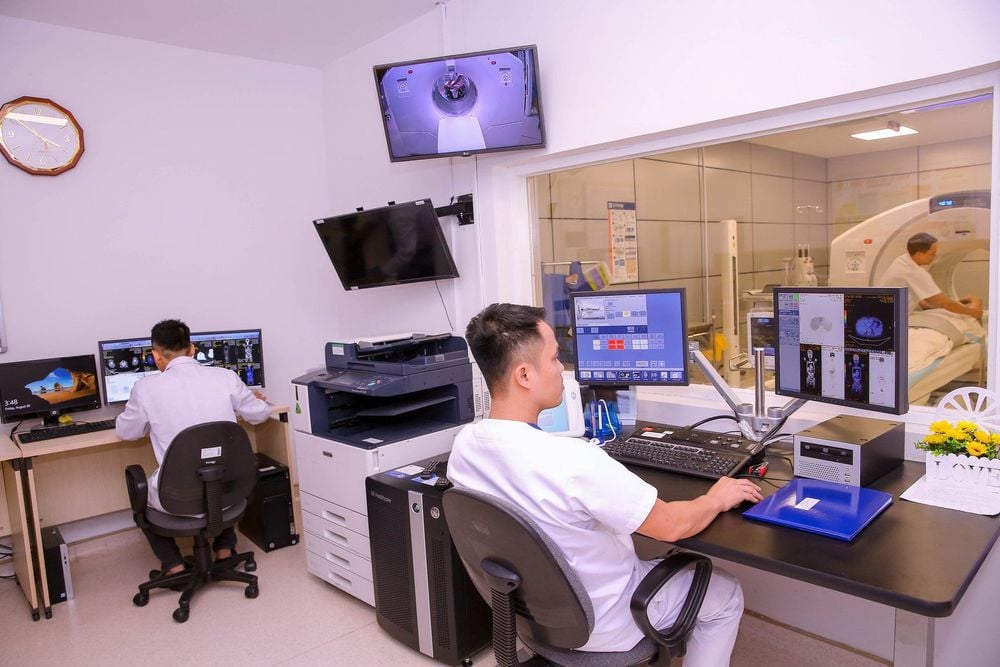 Trước khi chụp, trẻ sẽ được bác sĩ tư vấn kĩ về việc chụp MRI