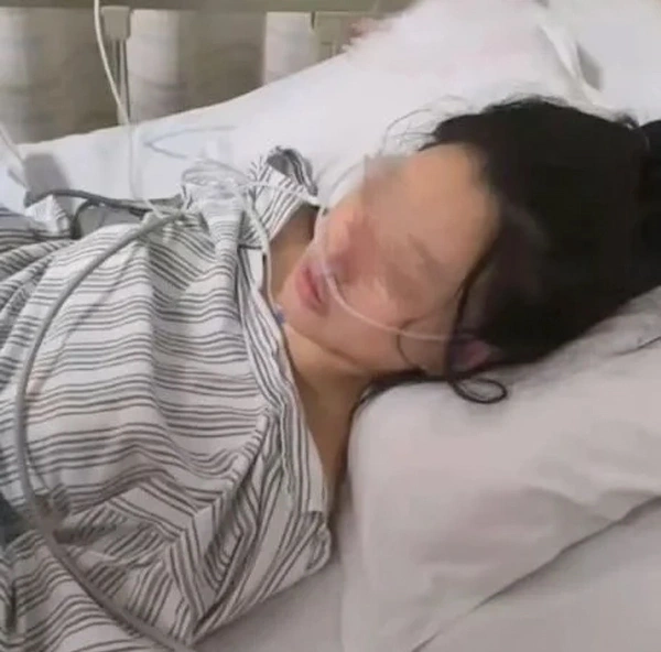 Cô gái xinh đẹp bị đâm 22 nhát dao, thoát chết nhờ nâng ngực - 1