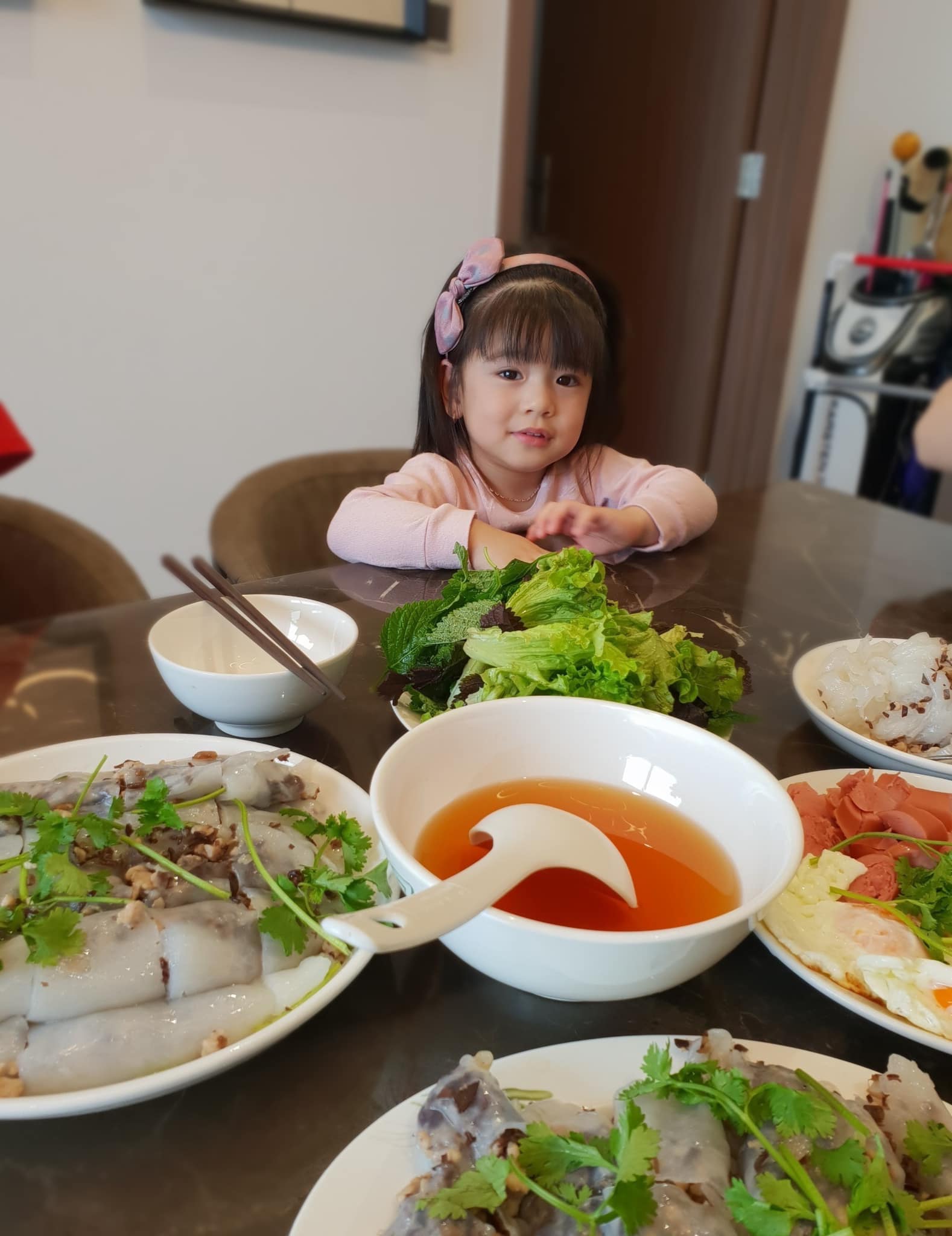 Con gái Jennifer Phạm càng lớn càng xinh, giống hệt bố, khéo tay làm bánh cuốn tặng mẹ - 3