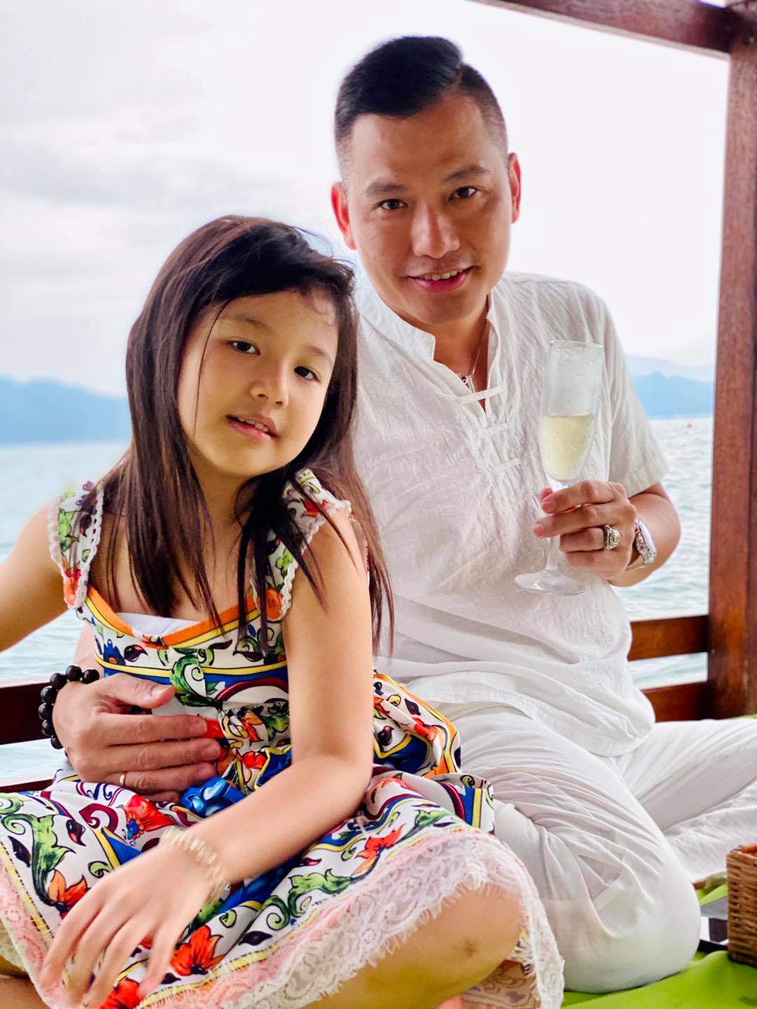 Con gái Jennifer Phạm càng lớn càng xinh, giống hệt bố, khéo tay làm bánh cuốn tặng mẹ - 5