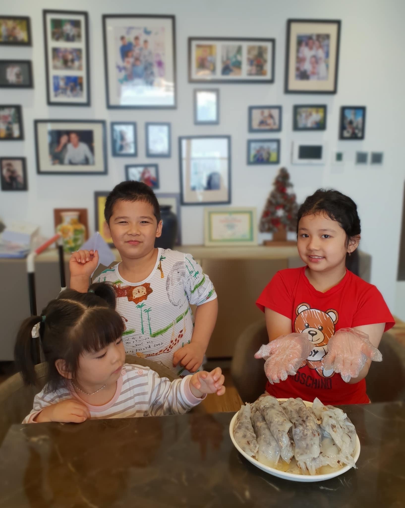 Con gái Jennifer Phạm càng lớn càng xinh, giống hệt bố, khéo tay làm bánh cuốn tặng mẹ - 2