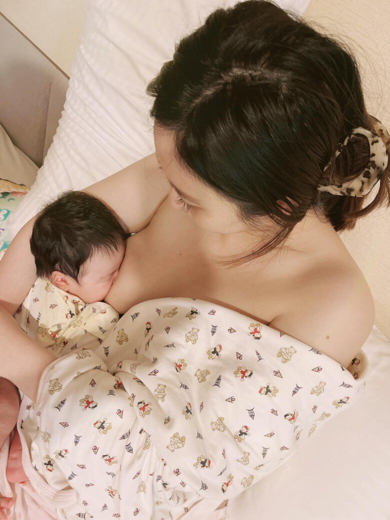 Nữ diễn viên cứ khoe ảnh cho con bú là khiến cư dân mạng thi nhau thắc mắc - 4
