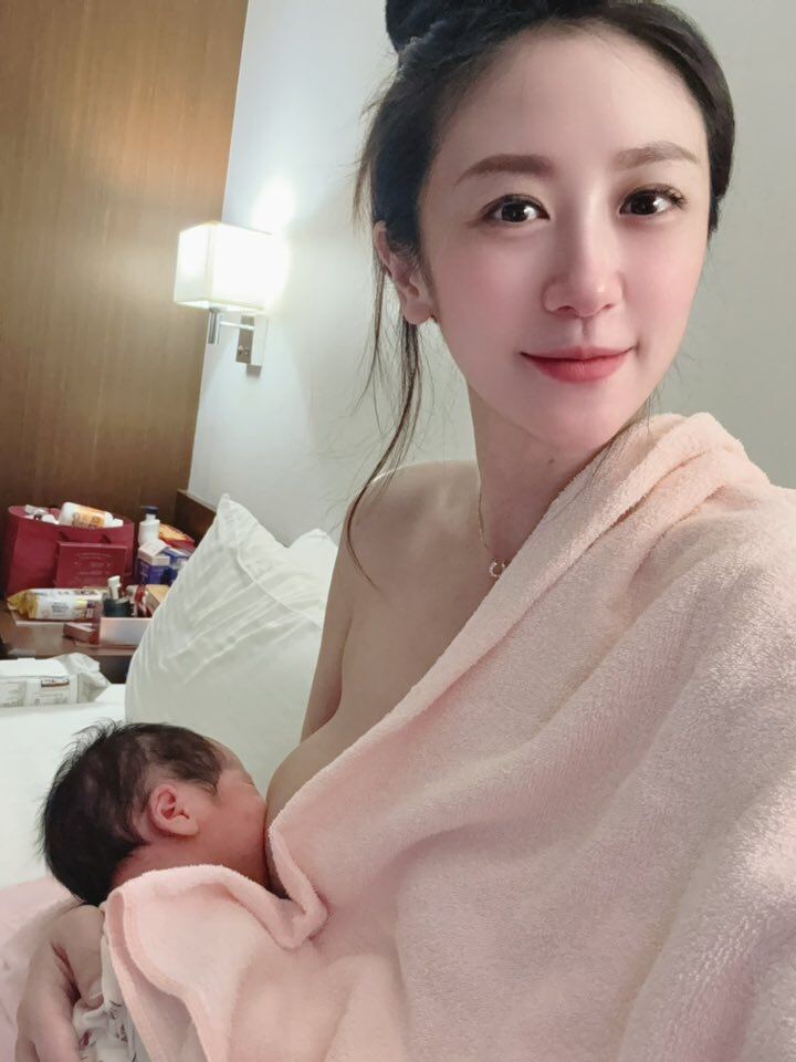 Nữ diễn viên cứ khoe ảnh cho con bú là khiến cư dân mạng thi nhau thắc mắc - 5