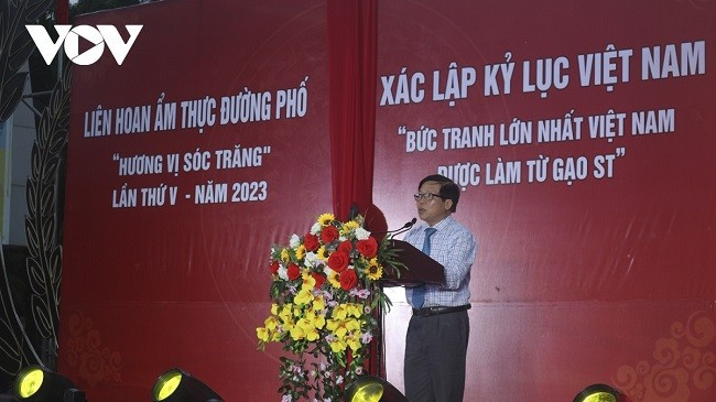 Lãnh đạo tỉnh Sóc Trăng chụp ảnh lưu niệm với “Bức tranh lớn nhất Việt Nam được làm từ gạo ST”.