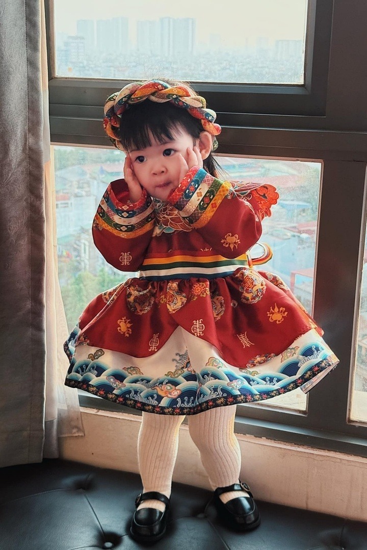 Con gái của Hoa hậu Việt Nam 2016 diện một chiếc váy Y Long nổi bật với thiết kế tinh xảo và chất liệu cao cấp.