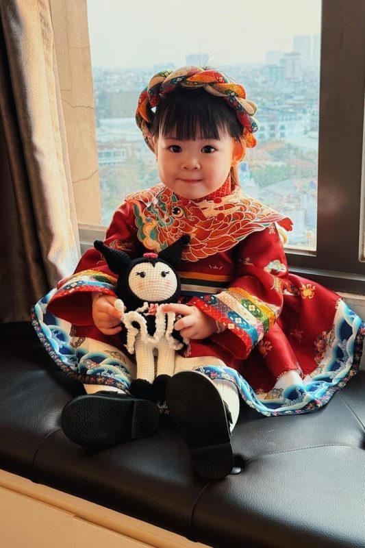 Hoa hậu Đỗ Mỹ Linh khoe con gái xinh như búp bê, "hội mẹ bỉm" xuýt xoa bởi chi tiết này!