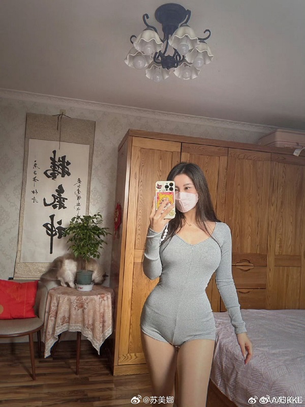 Gái xinh mặc jumpsuit bó khoe vòng eo thon