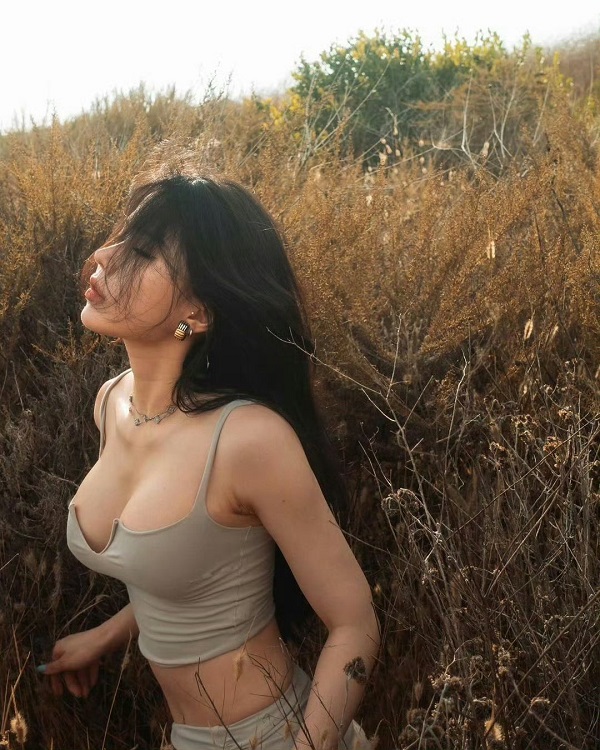 Hình ảnh nghệ thuật của gái xinh mặc đồ bó