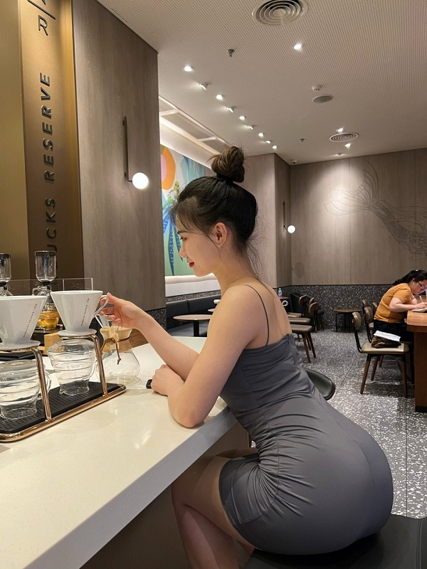 Gái xinh mặc đồ bó và kiểu tóc búi cao năng động