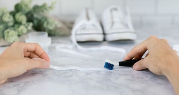 Tháo và giặt riêng dây giày