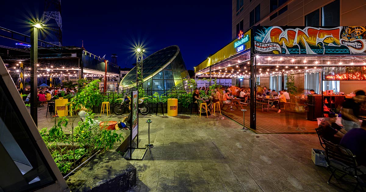 Hình ảnh không gian quán nhậu rooftop quận 1 Warning Zone mPlaza