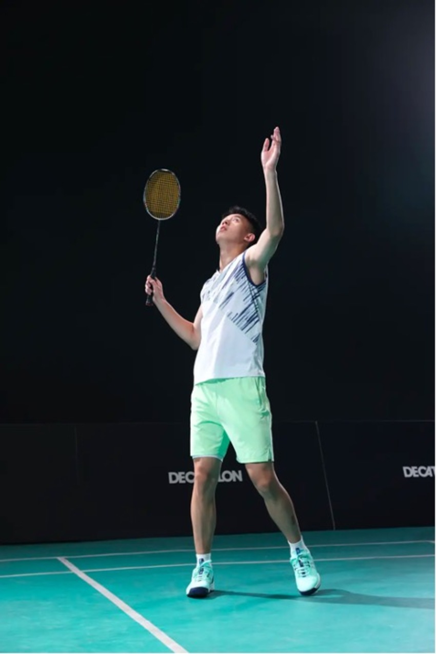 Di chuyển sang một bên của sân cầu lông