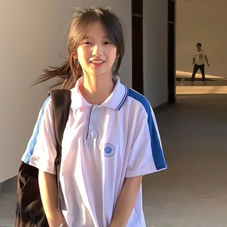 Ảnh nữ sinh trước tòa nhà