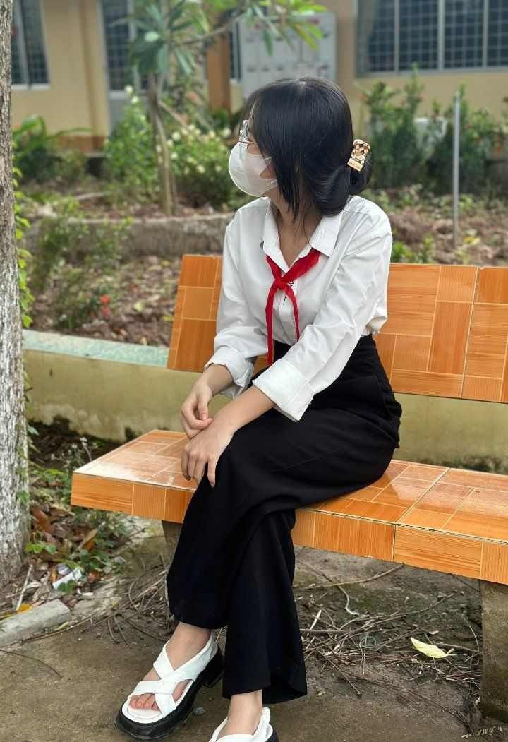 Ảnh gái lớp 5 che mặt