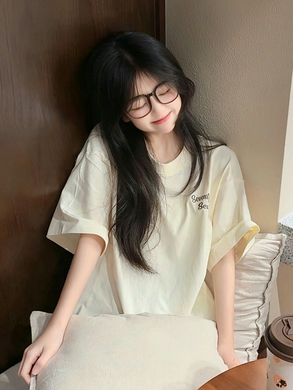 Ảnh gái xinh cấp 2 tươi sáng tinh nghịch làm khung hình thêm rực rỡ