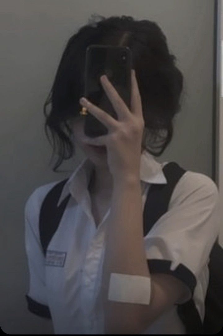 Hình ảnh gái xinh lớp 7 che mặt