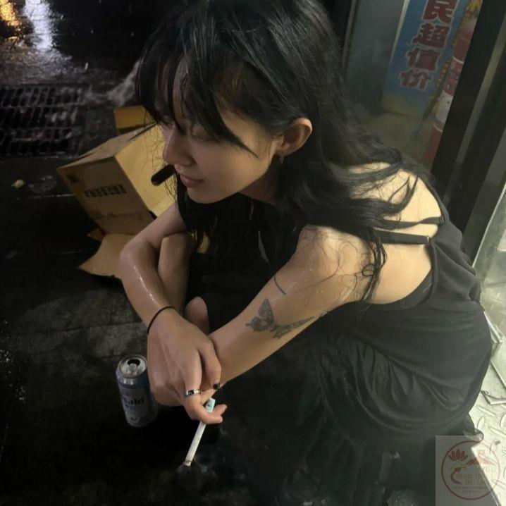 Ảnh ngồi hút thuốc chill