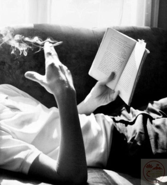 Đàn ông ảnh buồn hút thuốc