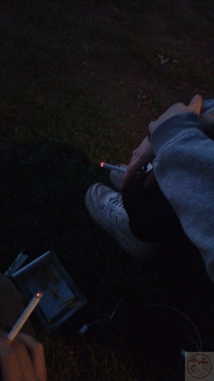 Giữa khung cảnh trống trải, hình ảnh trở thành biểu tượng của cô đơn