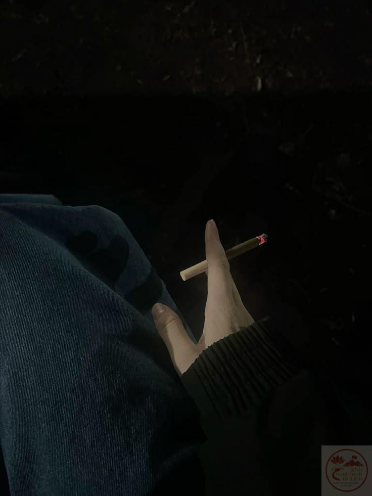 Tựa như dòng ký ức, hình ảnh này khơi gợi nỗi buồn khó giấu kín