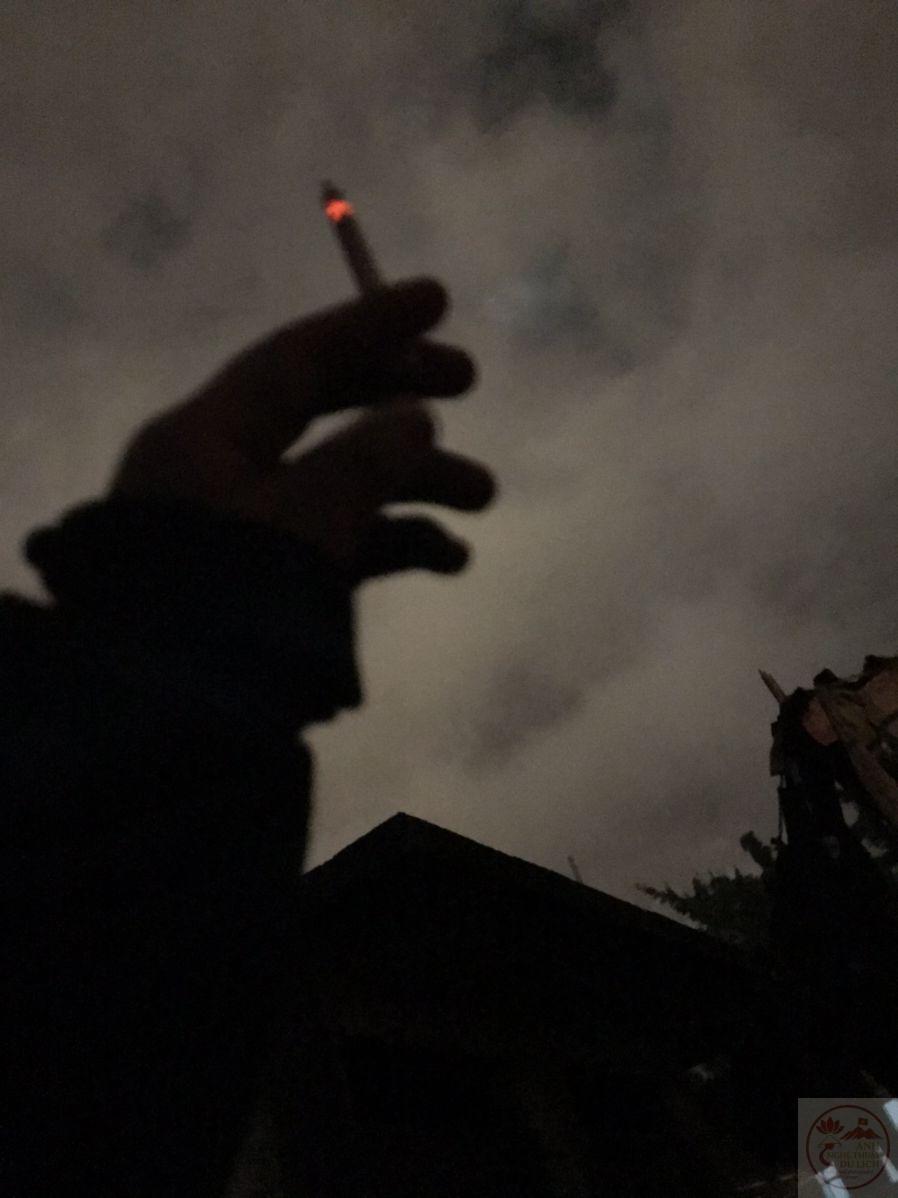 Ảnh hút thuốc buồn