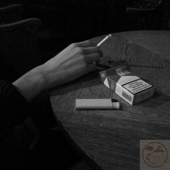 Cảm giác nặng trĩu trong lòng được phản chiếu qua từng nét khẽ khàng