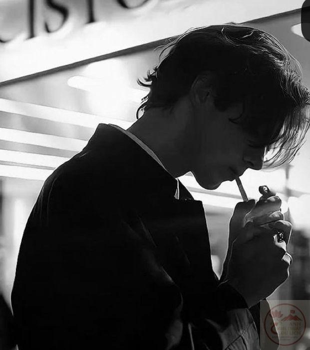 Khi ánh nhìn vô định, cảm giác cô đơn lại hiển hiện rõ hơn bao giờ hết