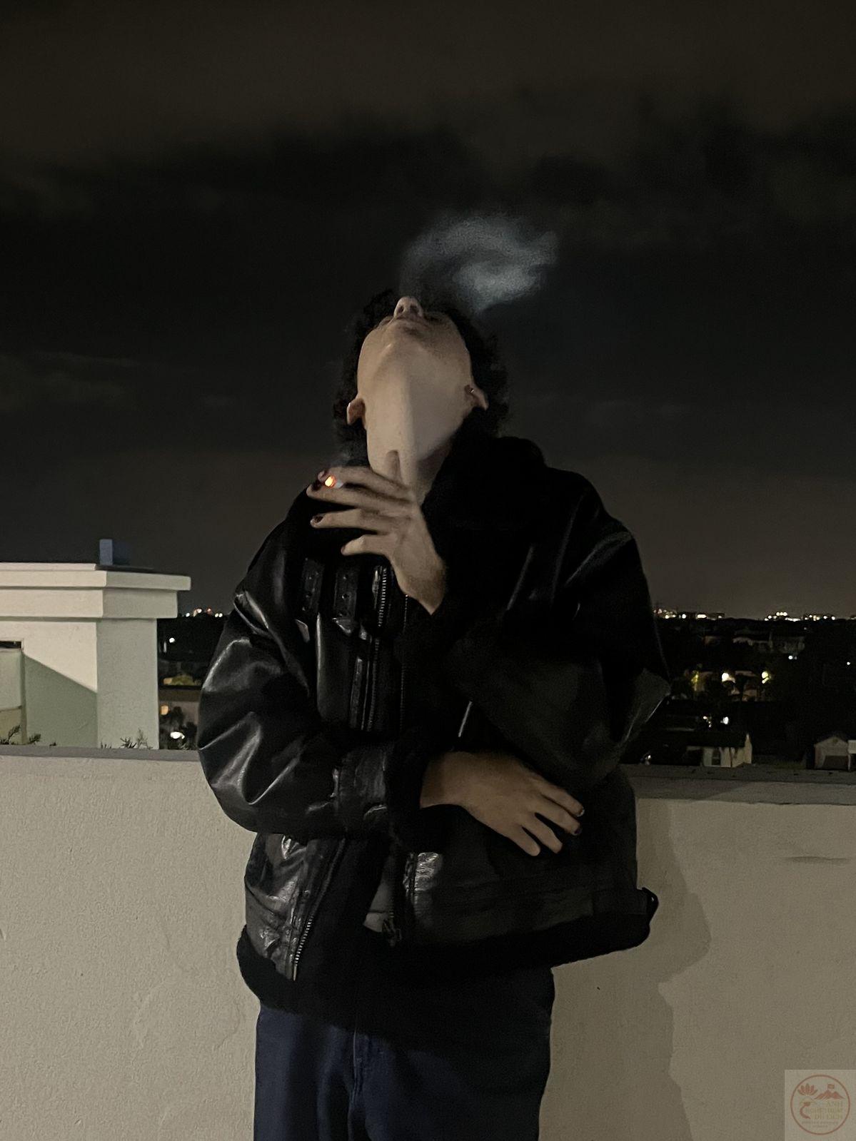 Hình ảnh hút thuốc ngầu nam