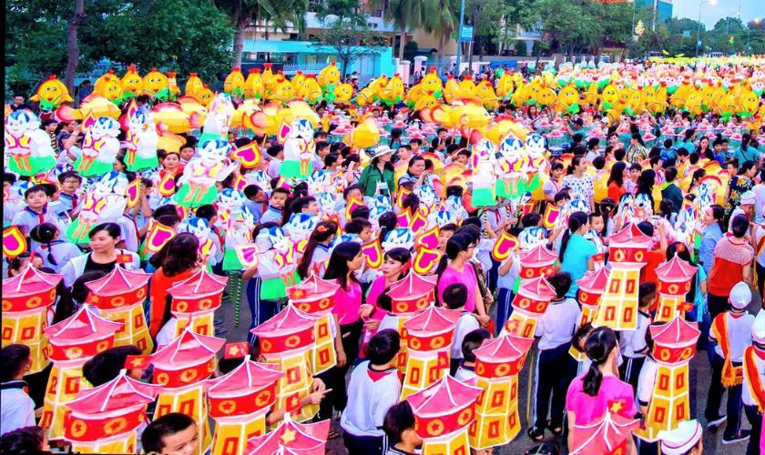 Bộ hình ảnh trẻ em rước đèn Tết Trung Thu