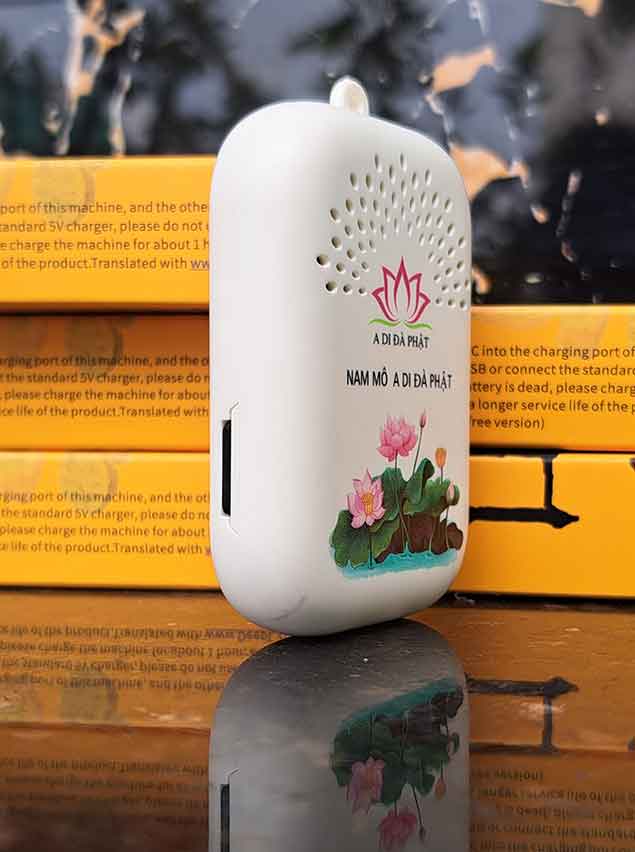 Bên hông có khe cắm thẻ nhớ